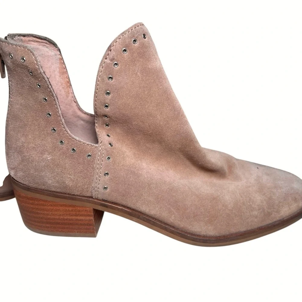 Chelsea & Violet Booties Kerri Suede‎ Eyelet Hardware Block Heel Booties Tan 8.5